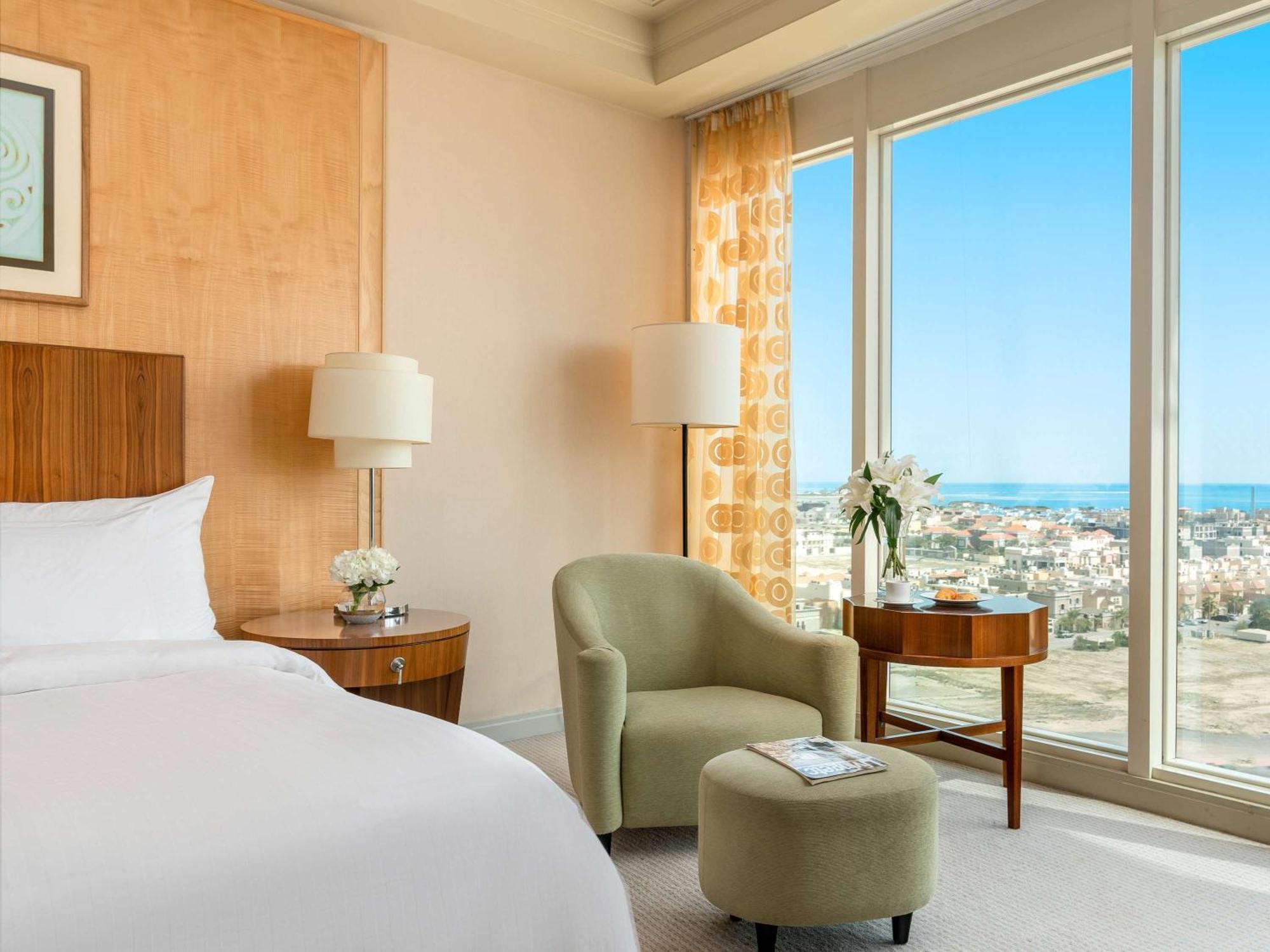 Moevenpick Hotel Al Khobar Exterior photo A guest room at the Hilton San Diego Bayfront